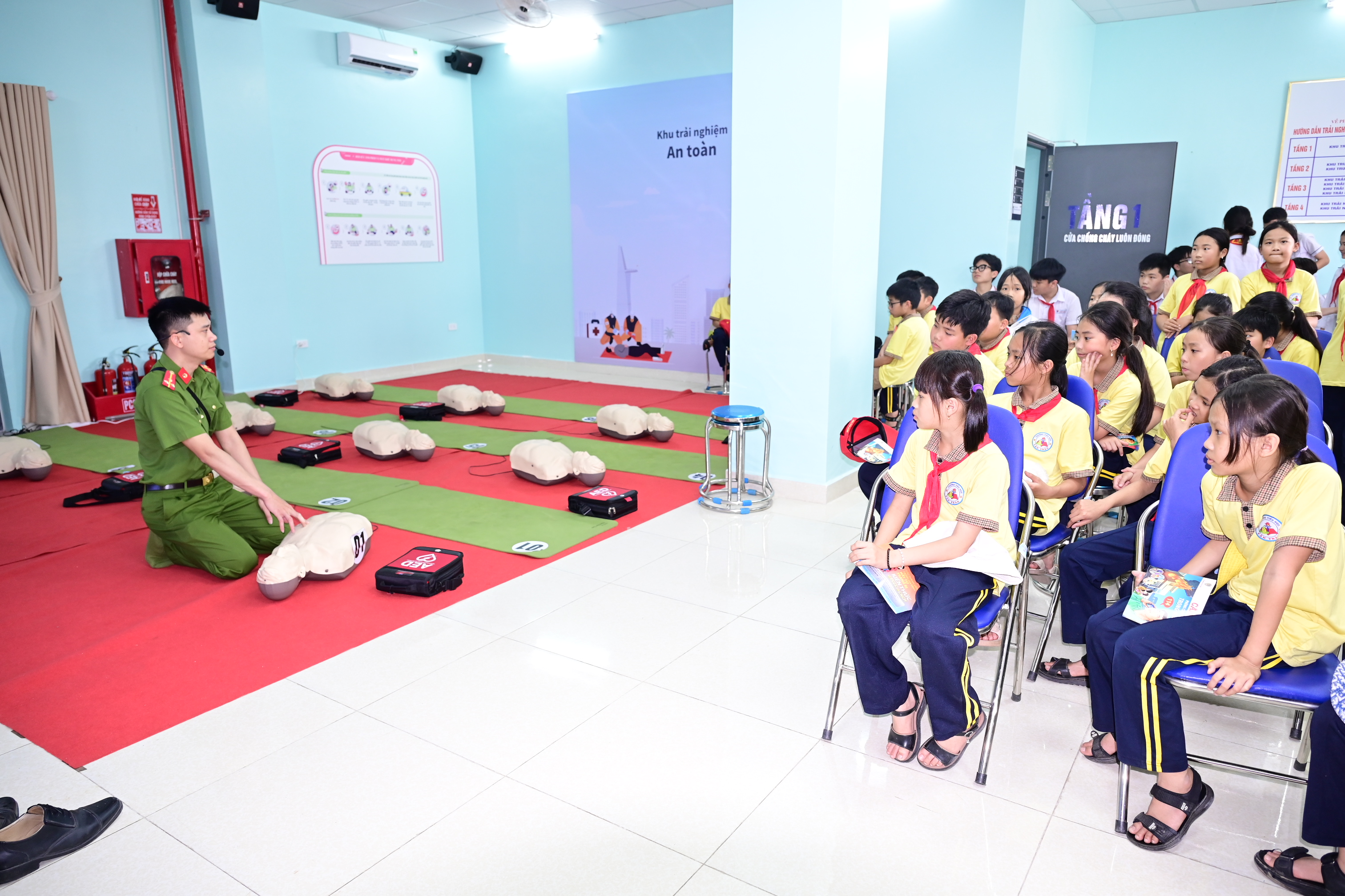 Gần 1000 người tham gia trải nghiệm kỹ năng phòng cháy, chữa cháy và cứu nạn, cứu hộ tại Đội chữa cháy và CNCH khu vực KV6